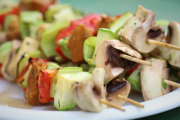 Espetos Veganos Vegetais Com Seitan Cogumelos Abobrinha Tomate Pimentão — Fotografia de Stock