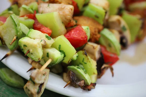 Espetos Veganos Vegetais Com Seitan Cogumelos Abobrinha Tomate Pimentão — Fotografia de Stock