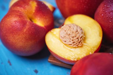 Mavi rustik ahşap arka plan taze olgun nektarinler