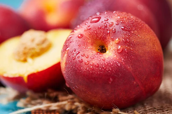 Close Nectarinas Maduras Frescas Com Gotas Água — Fotografia de Stock