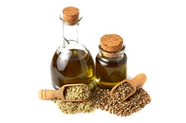 Beyaz zemin üzerinde izole edilmiş organik kenevir tohumu ve kenevir yağı