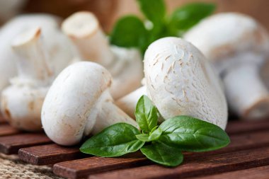 Masada çiğ organik mantar (Agaricus bisporus).