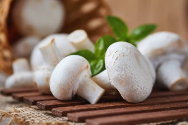 Masada çiğ organik mantar (Agaricus bisporus).