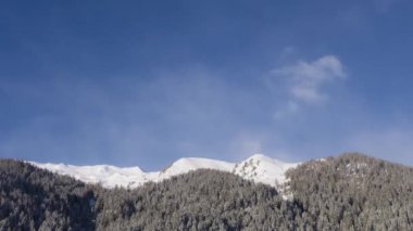 Bu video, gün boyunca karlı dağların üzerinden geçen bulutların hızlandırılmış görüntülerini içeriyor..