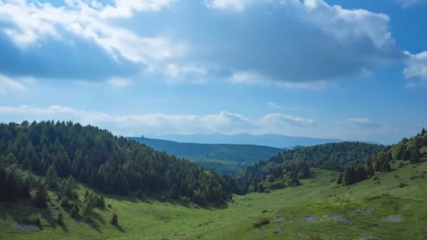 Video Çok Güzel Bir Dağ Manzarasının Zaman Atlamasını Gösteriyor Mavi — Stok video