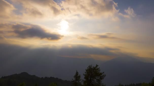 Pôr Sol Nublado Sobre Montanhas — Vídeo de Stock