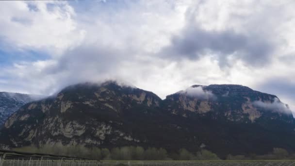 Este Vídeo Captura Lapso Tempo Nuvens Passando Por Montanhas Nevadas — Vídeo de Stock