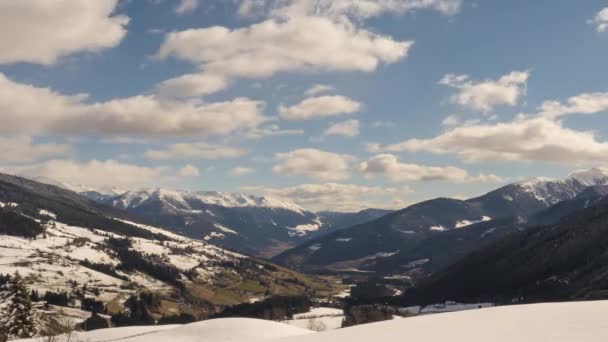 Este Vídeo Captura Lapso Tempo Nuvens Passando Por Montanhas Nevadas — Vídeo de Stock