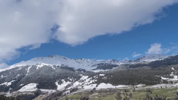 Este Vídeo Captura Lapso Tempo Nuvens Passando Por Montanhas Nevadas — Vídeo de Stock