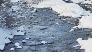 Karda Buzlu Dağ Nehri