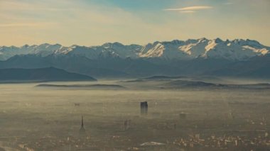 Bu video, İtalya 'nın Torino kentinin havadan görüntüsünü içerir. Skyline güncel ve yeni gökdelenleri içeriyor. Uzak arkaplanda geniş bir dağ sırası görülebilir. İtalya 'nın bazı bölgelerinde tatil ya da tatilleri gösteren projelerde bunu kullanın 