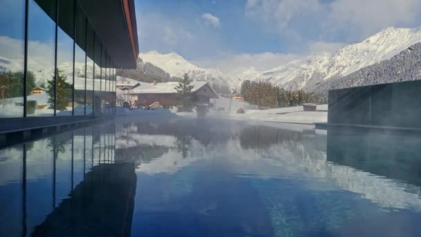 Verwarmd Zwembad Buiten Een Hotel Met Spa Het Winterseizoen Met — Stockvideo