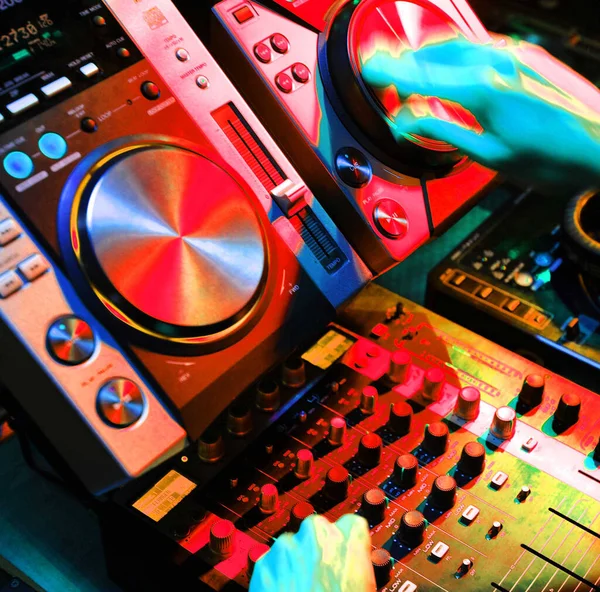 DJ Odtwórz muzykę na scenie — Zdjęcie stockowe