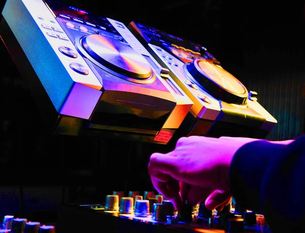 Sahnede DJ Müzik Çal