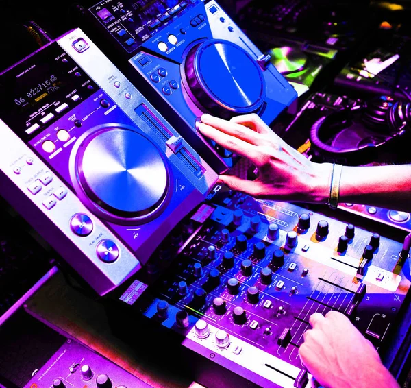 Sahnede DJ Müzik Çal