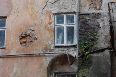 pencere ve tuğla ile eski tarihi bina