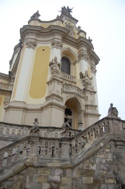 Eski bej sarı kilise bulutlu hava gün boyunca