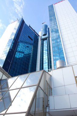 yüksek cam mavi gökyüzüne karşı bina