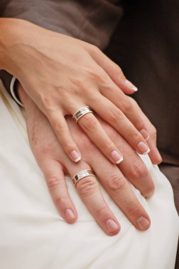 Gelin ve damat yüzükleri birlikte ellerini tutun