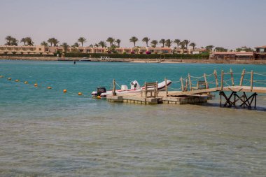 Kızıldeniz ahşap iskele yakınındaki küçük bir tekne