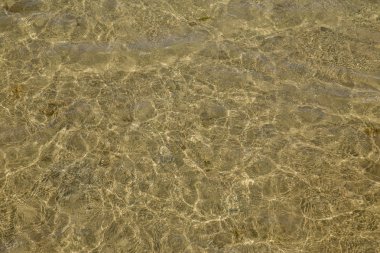 Kızıl Deniz ve güneş ışınları kumlu altına