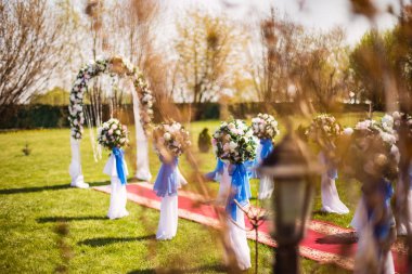 parkta açık havada düğün töreni