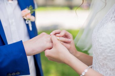 Gelin ve damadın birbirlerine yüzük koymak