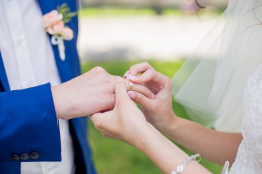 Gelin ve damadın birbirlerine yüzük koymak