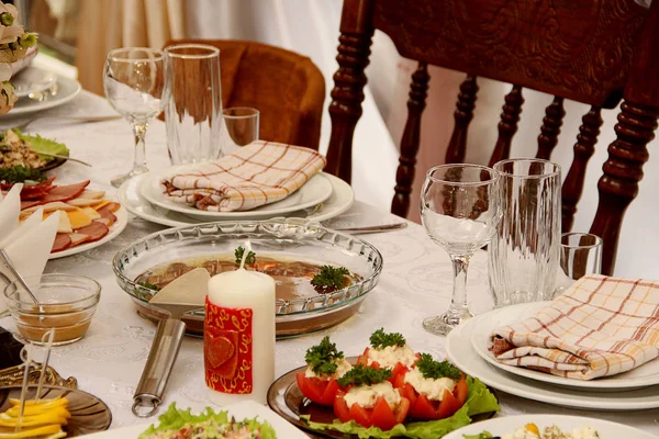 Una mesa festiva con comida y bebidas en el restaurante —  Fotos de Stock