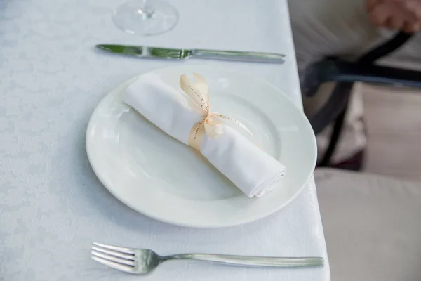 A plate with a tablecloth and a knife on the table — Stock Photo, Image