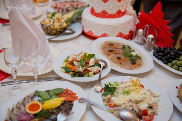 Tavolo festivo nel ristorante cibo e bevande — Foto Stock