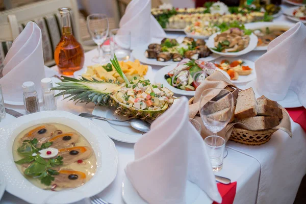 Tavolo festivo nel ristorante cibo e bevande — Foto Stock