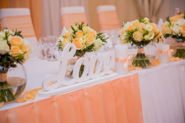 Düğün masa yazıt aşk tablosu ile