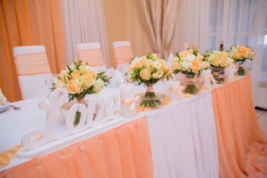 Düğün masa yazıt aşk tablosu ile