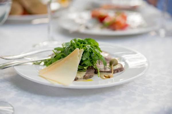 Bir restoranda bir masaya bir tabak salata — Stok fotoğraf