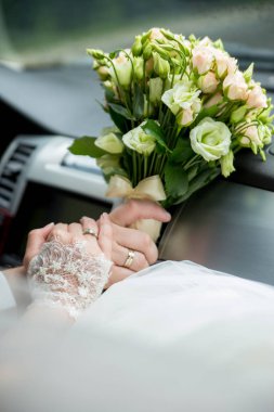 bir gelin buketi Gelin ve damat arabanın içinde yüzük tarafından tutulur