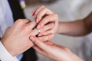 damat düğün nişan yüzüğü parmağına geline koyar