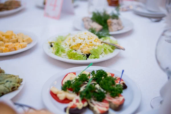 Comida en la mesa en el restaurante — Foto de Stock