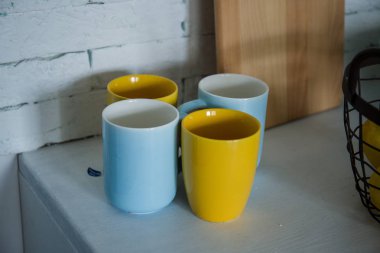 mutfakta masada sarı ve mavi bardak standı