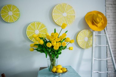 sarı limon ve masanın üzerine sarı laleler