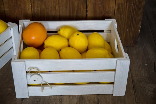 Mutfak ahşap kutusunda sarı limon yalan