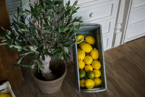 Mutfak ahşap kutusunda sarı limon yalan