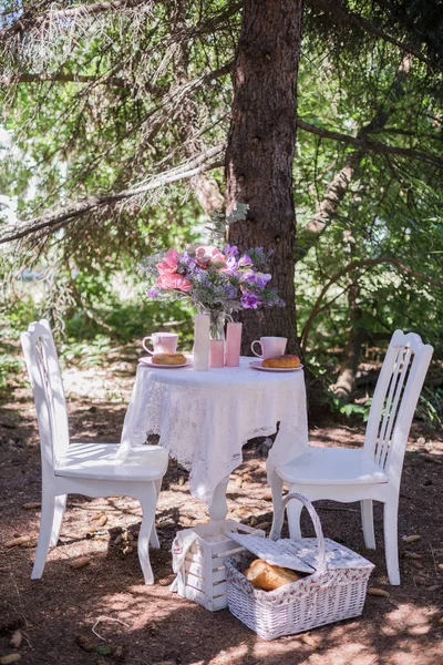 bahçede beyaz sandalye masa standı