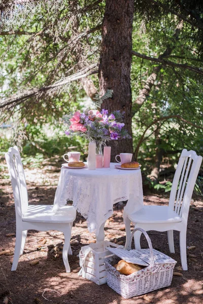 bahçede beyaz sandalye masa standı