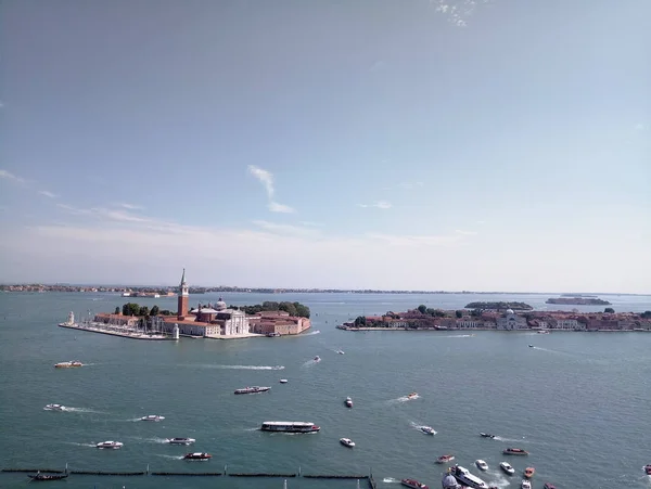 Міські канали Венеція з водними будинками і мостами — стокове фото
