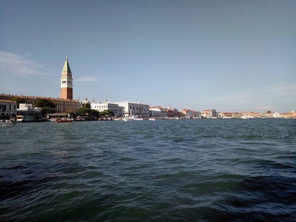 Cidade canais de Veneza com casas de água e pontes — Fotografia de Stock
