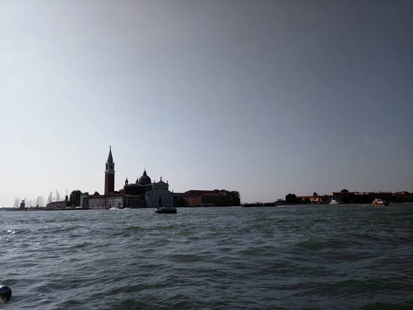 城市运河威尼斯与水房和桥梁 — 图库照片
