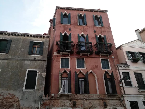 Alte häuser in venedig tag — Stockfoto