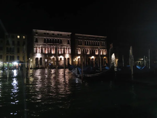 Canale a venezia alla luce della lanterna notturna — Foto Stock