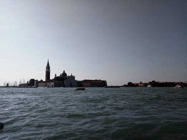 Canales de la ciudad venice con casas de agua y puentes —  Fotos de Stock